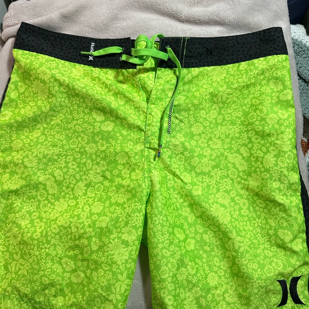 Hurley Board shorts….EUC smoke free home sz 32